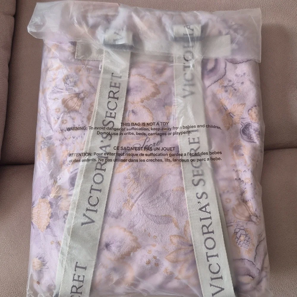 Victoria's Secret Purple and Cream Backpack Beach Towel with Elegant Design - Picture 6 of 7
